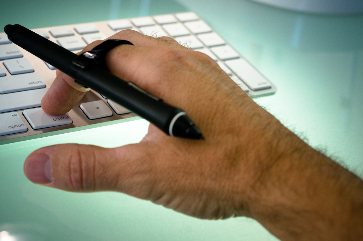 PenMoto — удобный магнитный держатель для ручки