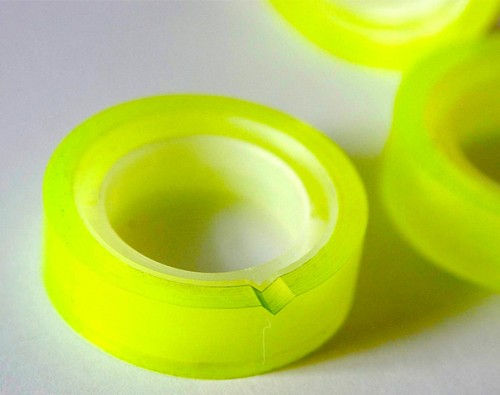 Концепт клейкой ленты, которую легко надрывать