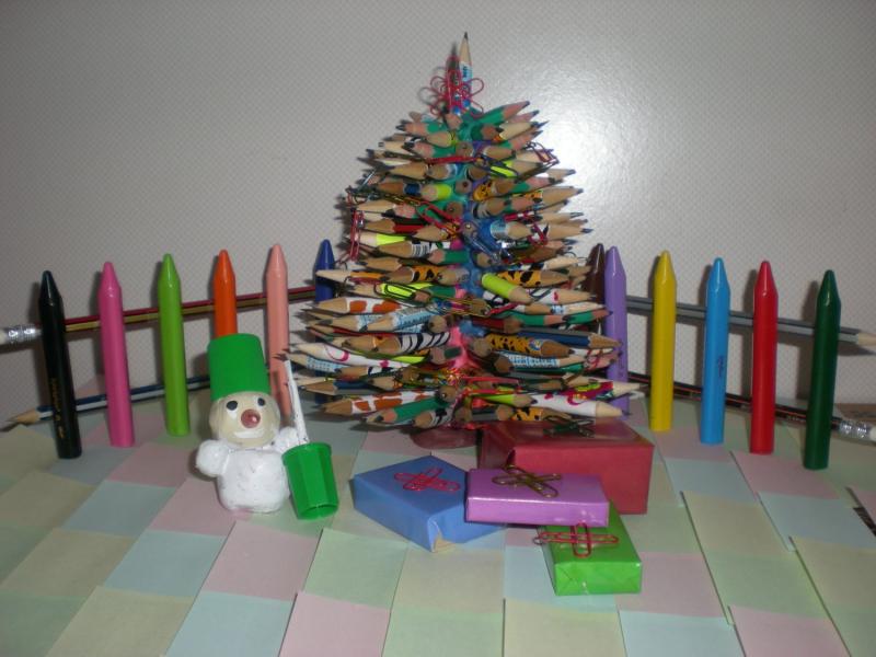 Новогодняя елка из карандашей