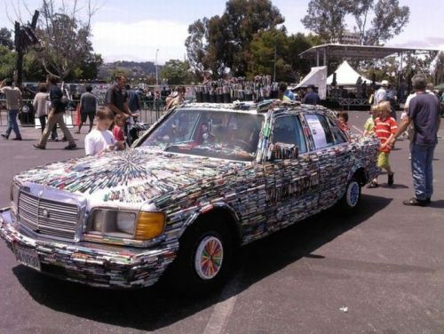 Современное искусство: Mercedes-Benz украшенный ручками и фломастерами